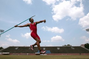 国足出局-双线告急，Doinb五连败与雄鹿教练的执教危机